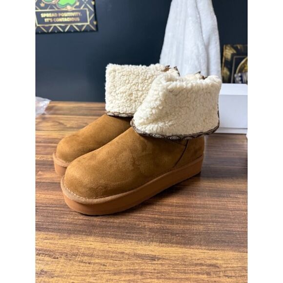 NWT Muk Luks Tan Brown Faux Sheepskin Mid Calf Boots 7 Vegan - Picture 1 of 9